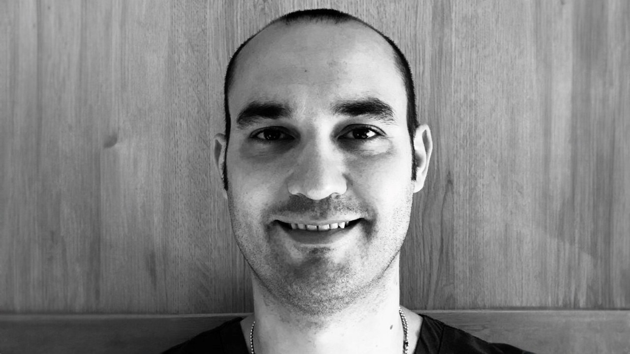 Dr. Daniel Çaga, Royaume-Uni